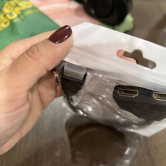 HDMI one-to-two male plug, which is an HDMI splitter. - Picture 4 of 5